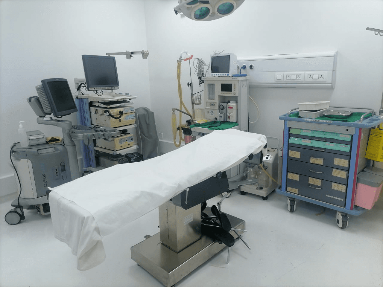 Jionee operating theatre with diagnostic monitors